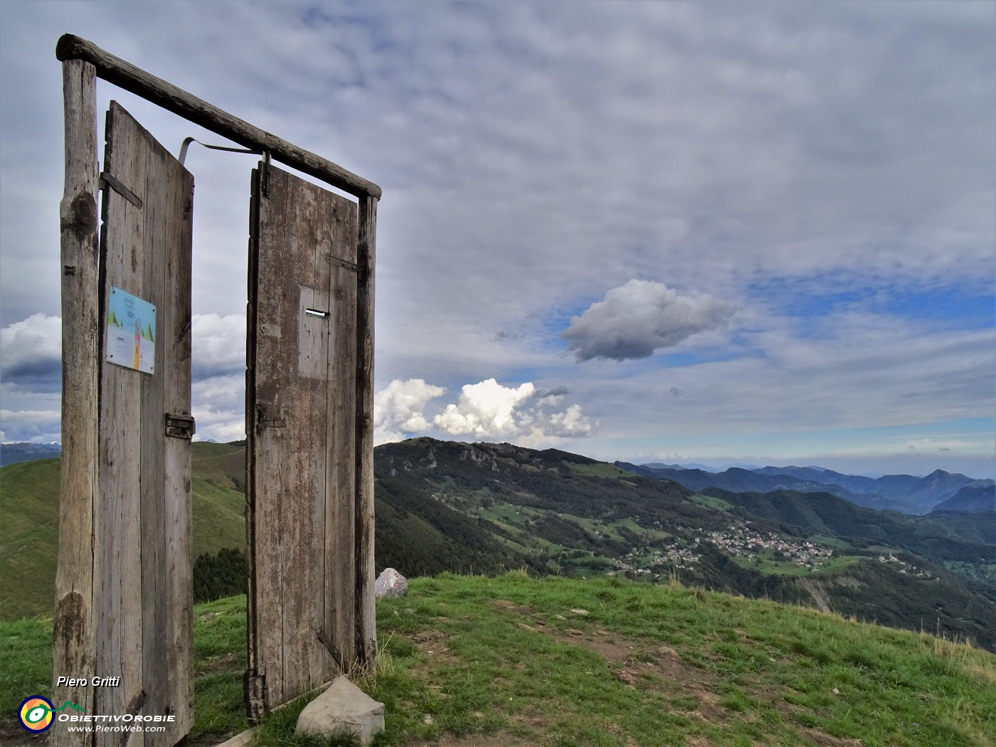 55 Alla 'Porta del Palio' (1415 m) con panoramica vista sul Fuipiano Valle Imagna.JPG